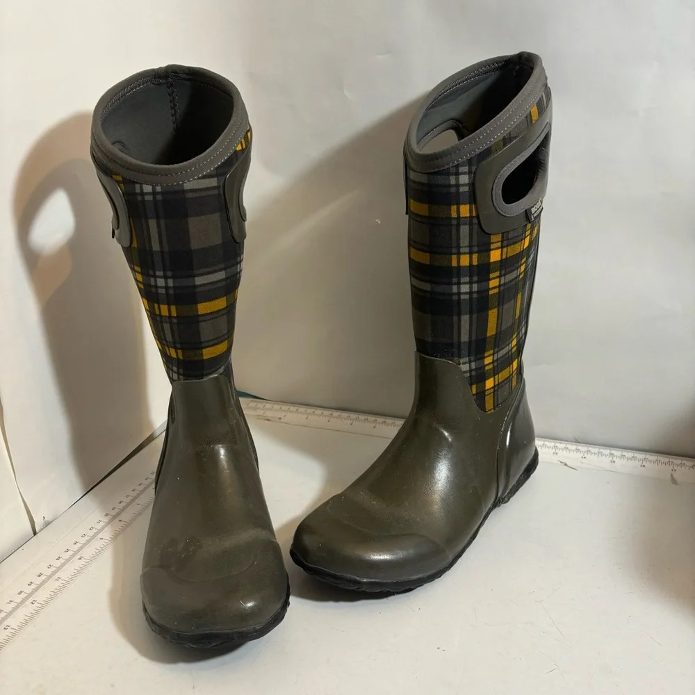 Bogs women’s North Hampton‎ plaid rubber neoprene boots in size  6